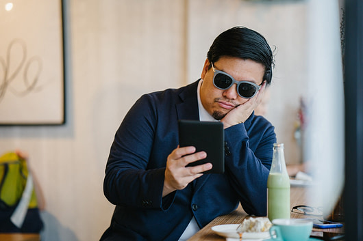 Reader distracted as he reads a boring website